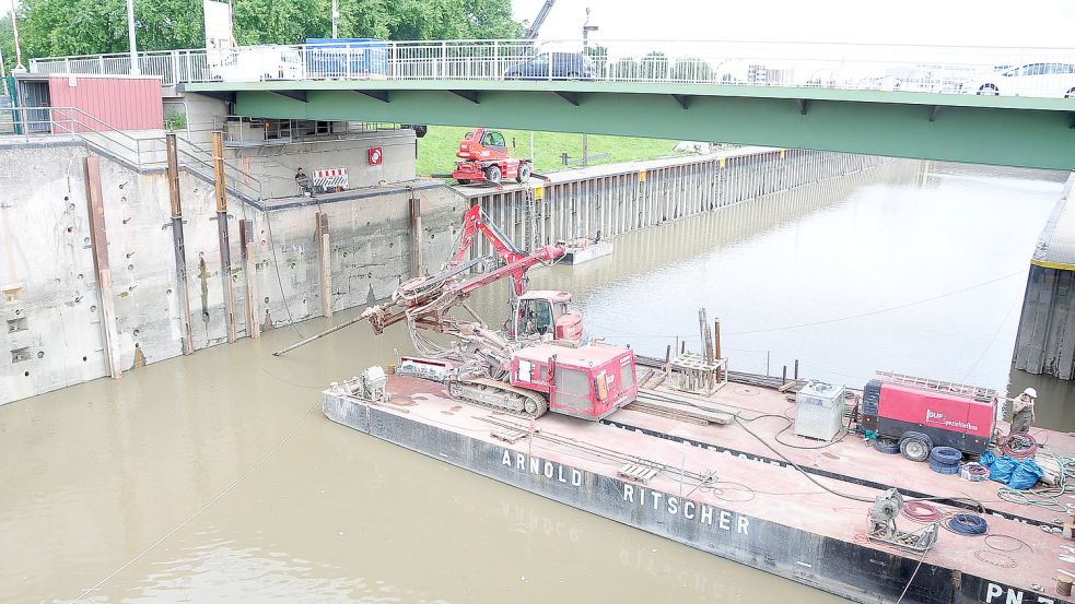 An der Seeschleuse wird gearbeitet. Derzeit kann die Brücke aber nicht befahren werden. Foto: Wolters/Archiv