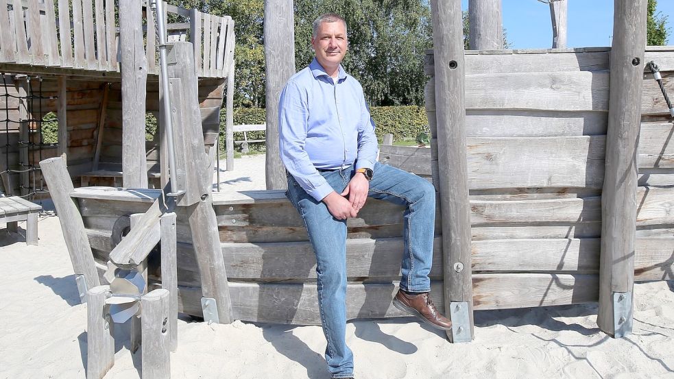 Detlev Krüger auf dem Spielplatz am Großen Meer in Südbrookmerland. Für das Projekt hat sich sein Partei stark gemacht.