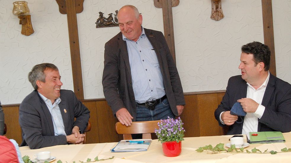 „Der schönste Tag in diesem Jahr“: SPD-Ortsvereinschef Hinrich Albrecht (Mitte) freut sich über den Besuch von Arbeitsminister Hubertus Heil (rechts), den der Bundestagsabgeordnete Johann Saathoff (links) vermittelt hat. Foto: Luppen