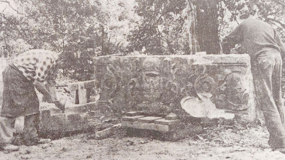 Emder Bildhauer stellten die Brüstung wieder her, nachdem ein LKW die Mauer durchbrochen hatte. Foto: Archiv