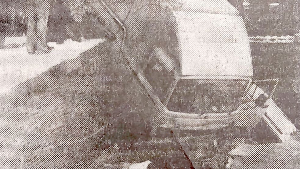 Er hatte Glück im Unglück: Mit seinem Lastwagen war ein Mann durch die historische Mauer gebrochen und auf dem Eis des Falderndelfts zum Stehen gekommen. Foto: Archiv