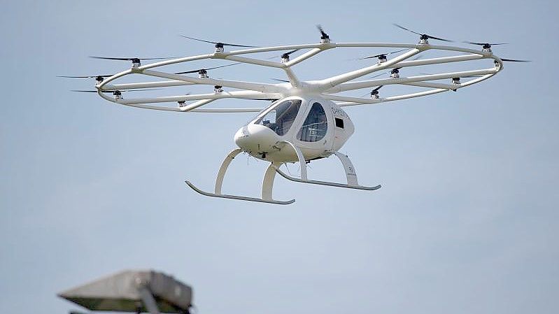 Ein Volocopter hebt ab - elektrisch angetrieben. Foto: Marijan Murat/dpa