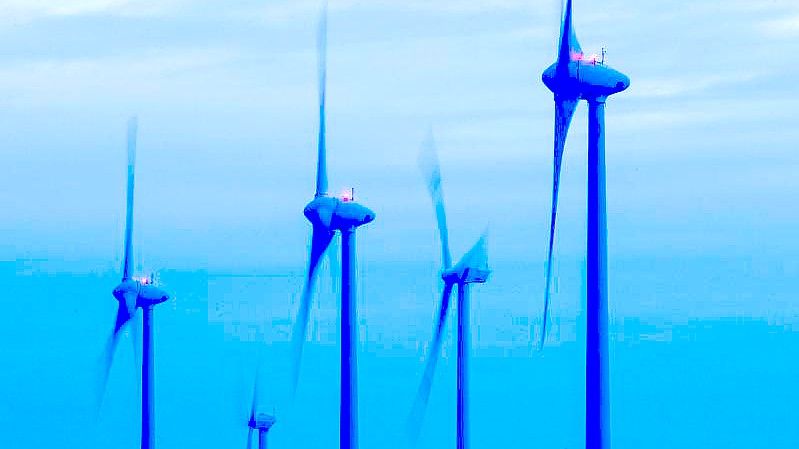 Windkraftanlagen drehen sich in Mecklenburg-Vorpommern. Foto: Jens Büttner/dpa-Zentralbild/dpa