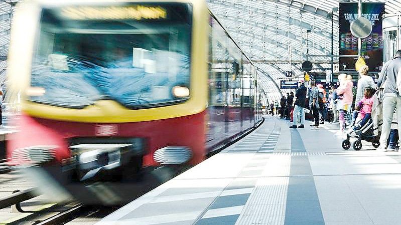 Eine S-Bahn im Berliner Hauptbahnhof. Foto: Carsten Koall/dpa