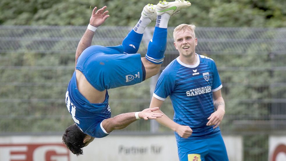 „Mr. Rückwärtssalto“ hat wieder zugeschlagen – erstmals in der Oberliga. Beim technisch feinen 2:0 und anschließendem Torjubel von Nikky Goguadze staunten nicht nur die 412 Zuschauer, sondern auch die Emder Mitspieler (rechts Marvin Eilerts). Fotos: Doden