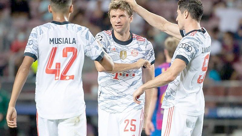 Auch die Trikots der Bayern-Stars um Jamal Musiala, Thomas Müller und Robert Lewandowski (l-r) sorgten für Aufsehen. Foto: Sven Hoppe/dpa