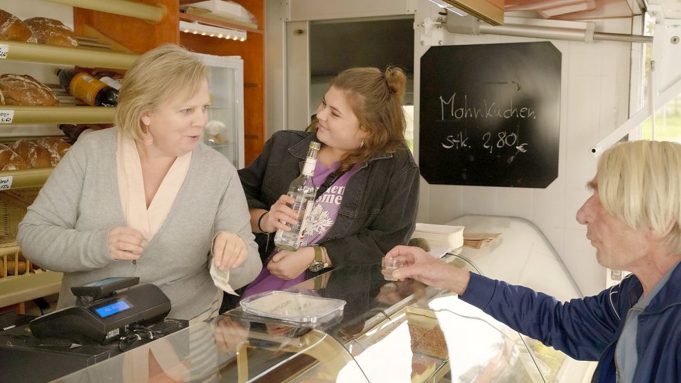 In ihrer rollenden Bäckerei schenkt Tina (Gabriela Maria Schmeide) auch mal ein Schnäpschen aus. Herrn Rakow (Axel Werner) und Tochter Caro (Runa Greiner) freut es. Foto: rbb/ARD/X Filme Creative Pool Gm