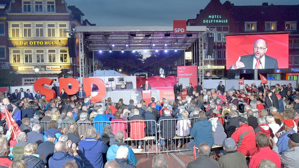 Emden war in den vergangenen Jahrzehnten immer Schauplatz von Auftritten der SPD-Kanzlerkandidaten. Zuletzt sprach Martin Schulz im September 2017 – vier Tage vor der Bundestagswahl – vor mehr als 1500 Menschen auf dem Emder Rathausplatz. Foto: Ortgies/Archiv