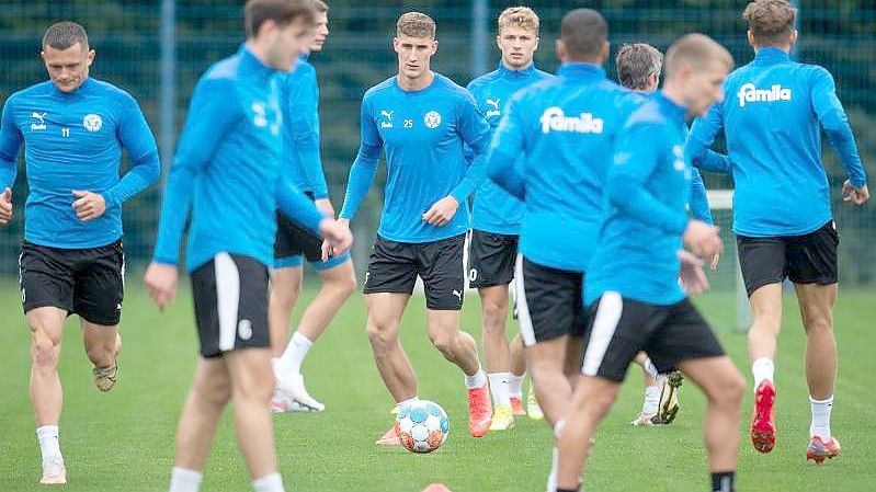 Die Mannschaft von Holstein Kiel braucht einen neuen Cheftrainer. Foto: Daniel Reinhardt/dpa