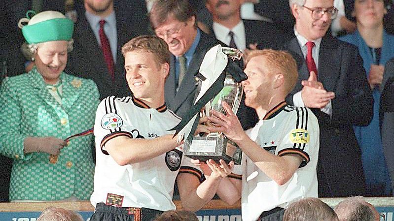 Oliver Bierhoff (M.), Matthias Sammer (r) und Co. wurden 1996 Fußball-Europameister. Foto: Oliver Multhaup/dpa