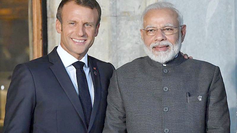 Frankreichs Präsident Emmanuel Macron (l.) und Indiens Premierminister Narendra Modi. Foto: Mick Tsikas/AAP/dpa