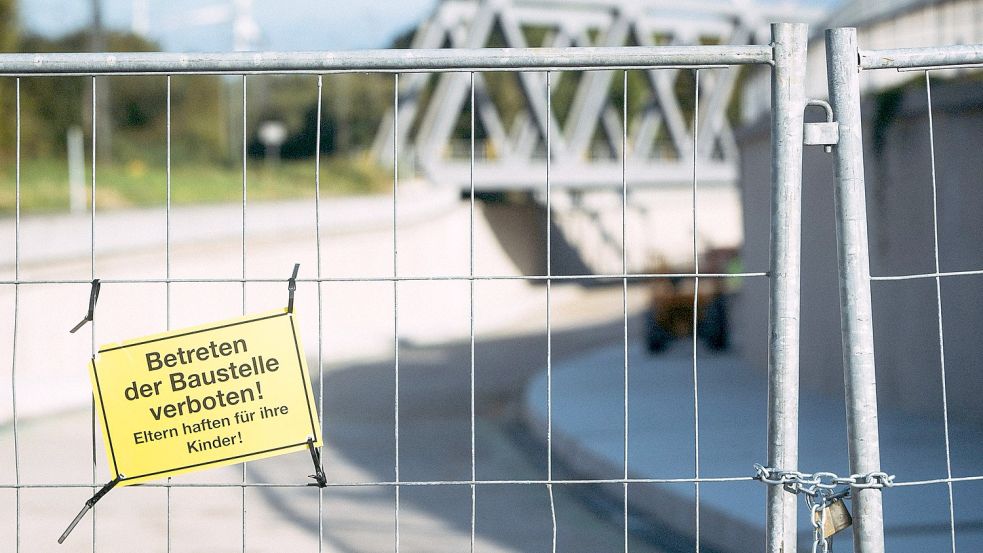 Nichts geht mehr: Die Baustelle am Emder Trog ruhte am Montag. Foto: J. Doden