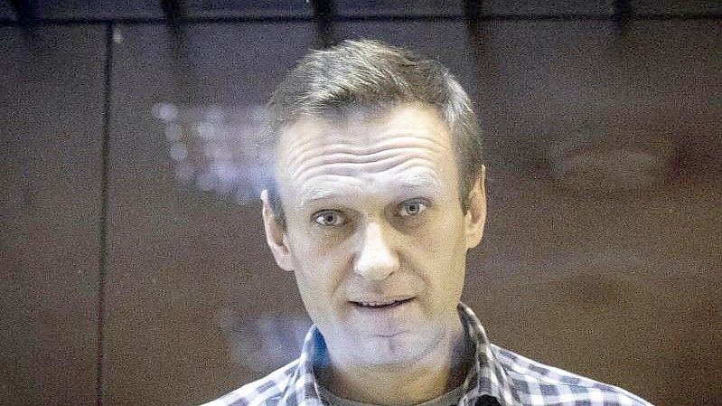 Alexej Nawalny, inhaftierter Oppositionsführer aus Russland, zweifelt das offizielle Ergebnis der Parlamentswahl an. Foto: Alexander Zemlianichenko/AP/dpa