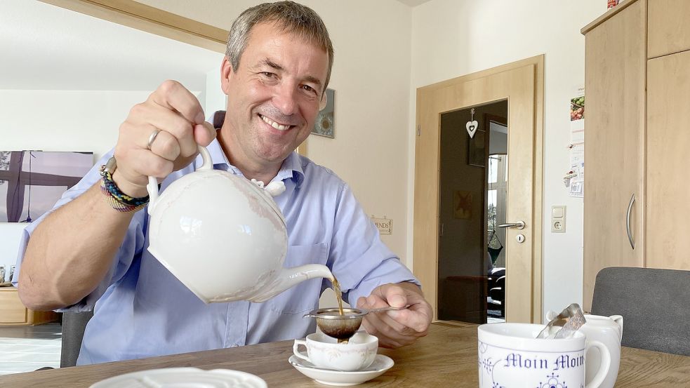 Johann Saathoff lebt mit seiner Familie in Pewsum. Die Zeit für eine Tasse Tee muss für den Abgeordneten immer noch sein. Foto: Tomé