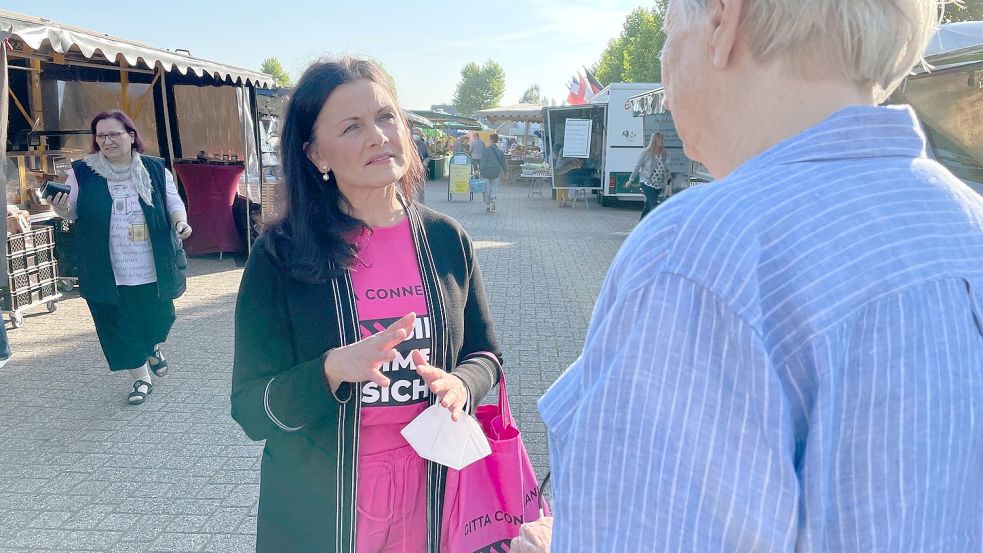 Auf dem Wochenmarkt in Rhauderfehn spricht Gitta Connemann mit den Besuchern. Foto: Nording