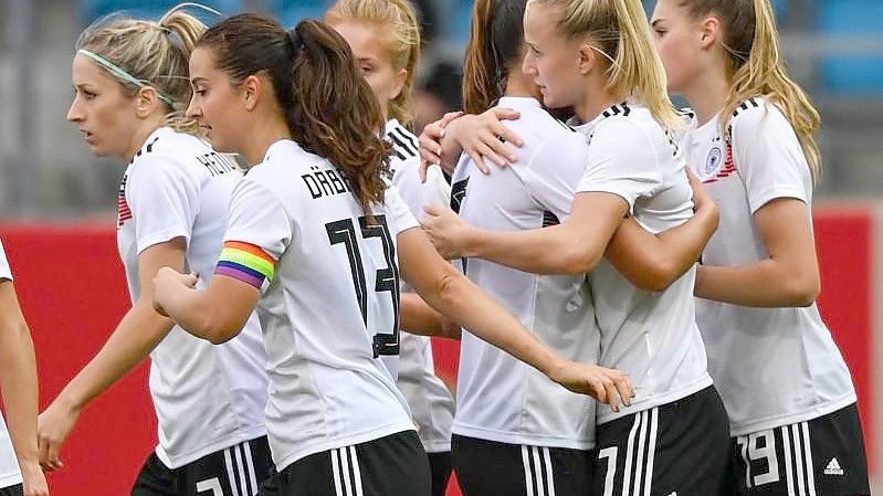 Die serbischen Frauen feiern ihr frühes Tor gegen das deutsche Team. Foto: Hendrik Schmidt/dpa-Zentralbild/dpa