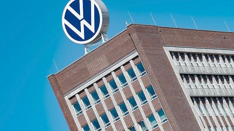 Das Logo von Volkswagen ist auf dem Dach des Markenhochhauses auf dem Werksgelände zu sehen. Foto: Swen Pförtner/dpa