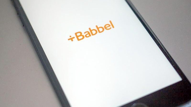 Das Logo der E-Learning-Plattform Babbel ist auf dem Bildschirm eines Smartphones zu sehen. Foto: Fernando Gutierrez-Juarez/dpa-Zentralbild/dpa