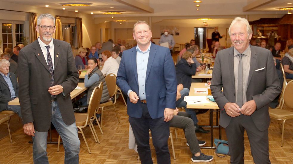 Helfried Goetz (Mitte) ist neuer Vorsitzender des FKV und löst Jan-Dirk Vogts (rechts) ab, der wiederum den 2. Vorsitz von Johannes Trännapp (links) übernimmt. Foto: Böning