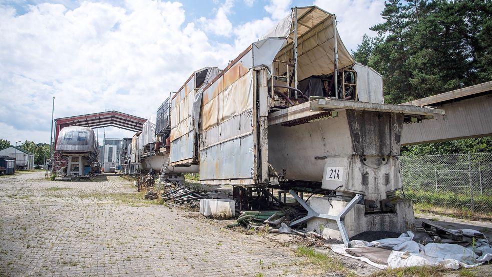 Inzwischen ist die Transrapid-Versuchsanlage Emsland (TVE) bei Lathen verwaist. Sie wurde 2011 stillgelegt. Hier sind Teile der früheren Bahnen zu sehen. DPA-Foto: Sina Schuldt