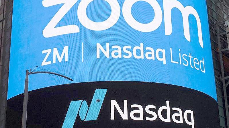 Ein Display weist auf das IPO von Zoom Video Communications hin, vor dem Börsengang an der Nasdaq in New York. Foto: Mark Lennihan/AP/dpa