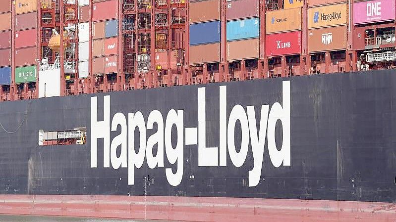 Das Hapag-Lloyd Containerschiff „Brussels Express“ wird am Container Terminal Burchardkai im Hamburger Hafen abgefertigt. Foto: Marcus Brandt/dpa