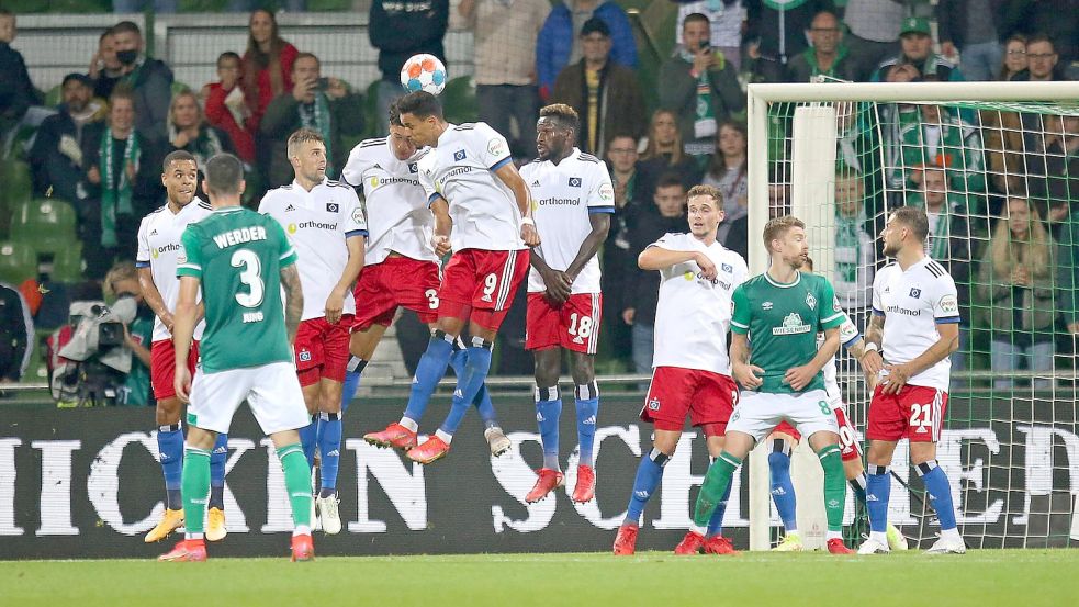 In der Mauer des HSV hat Werder-Spieler Mitchell Weiser (grünes Trikot, rechts) nichts zu suchen gehabt. Foto: imago images/MIS