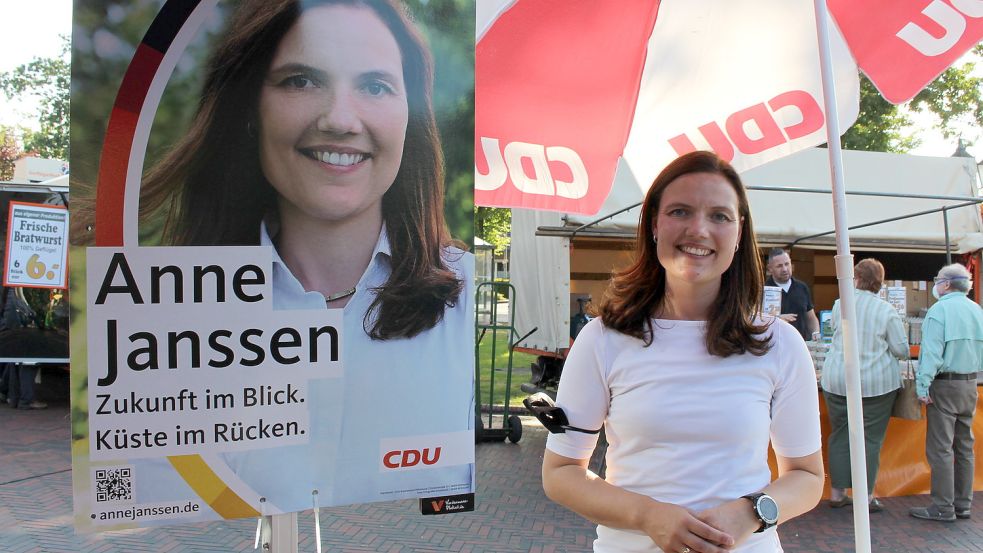 Anne Janssen am Wahlkampfstand in Friedeburg. Foto: Oltmanns