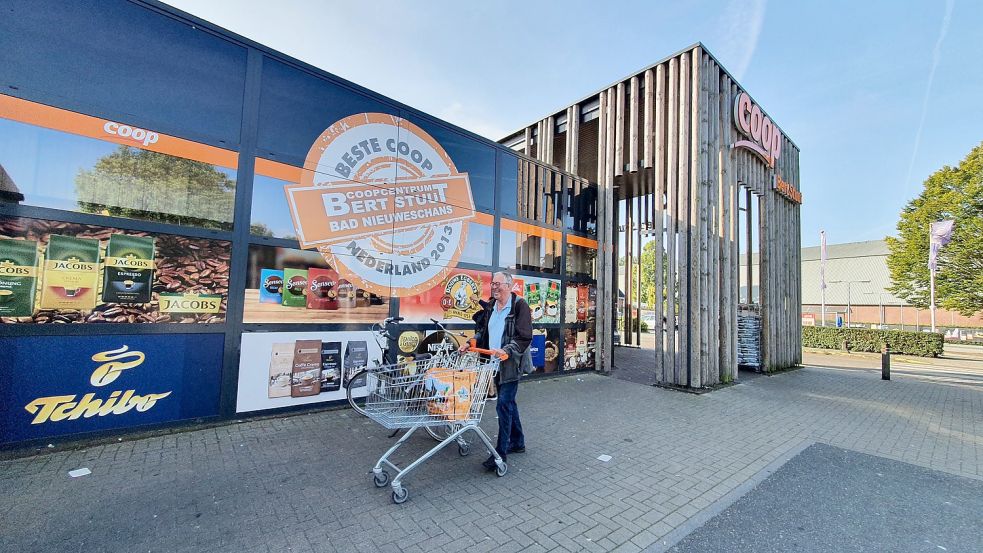 Herman Westerhuis aus Tichelwarf geht jede Woche bei Bert Stuut in Bad Neuschanz einkaufen. Foto: Gettkowski