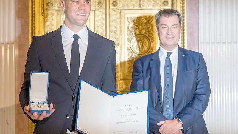 Bayern-Torwart Manuel Neuer (l) und Bayerns Ministerpräsident Markus Söder. Foto: Peter Kneffel/dpa