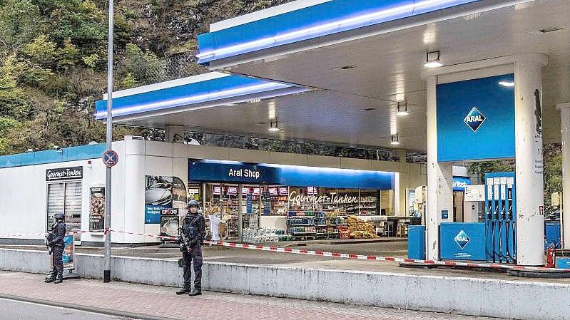Polizisten sichern am frühen Morgen die Tankstelle, in der ein 49-Jähriger einem 20 Jahre alten Verkäufer in den Kopf geschossen haben. Foto: Christian Schulz/Foto Hosser/dpa