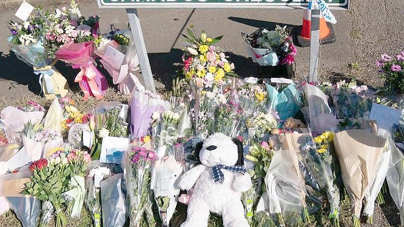 Blumengebinde und ein Kuscheltier am Tatort in Chandos Crescent in Killamarsh, in der Nähe von Sheffield. Foto: Danny Lawson/PA Wire/dpa