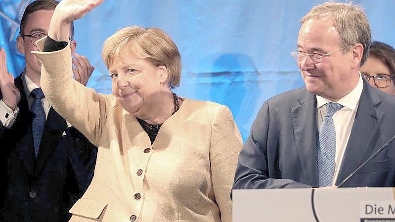 Bundeskanzlerin Angela Merkel und Unions-Kanzlerkandidat und Armin Laschet stehen bei einem gemeinsamen Wahlkampfauftritt in Stralsund auf der Bühne. Foto: Bernd Wüstneck/dpa-Zentralbild/dpa