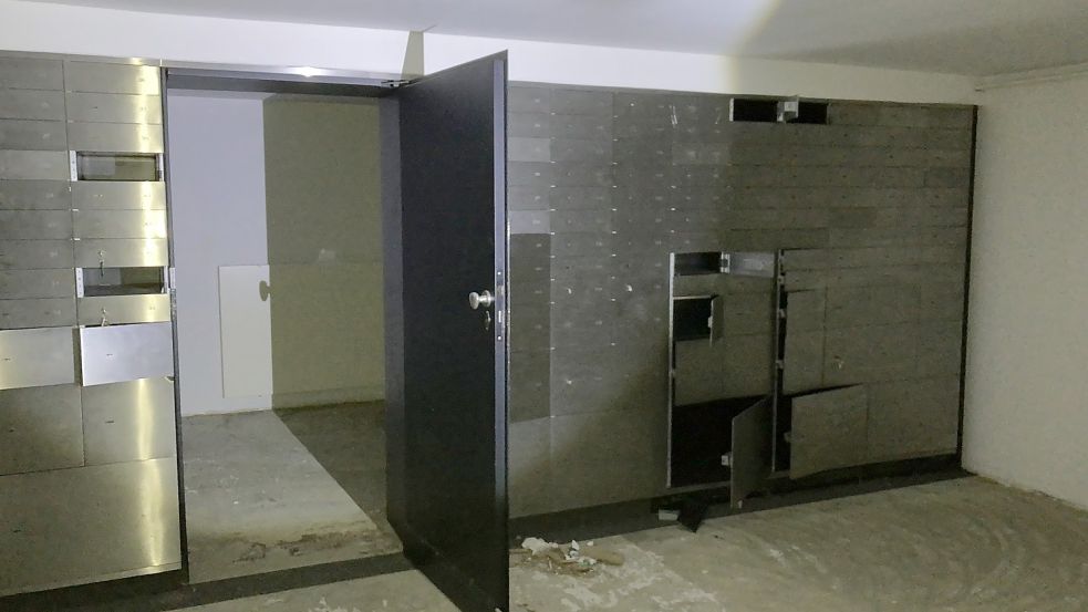 Im ehemaligen Tresorraum der Sparkasse steht jetzt alles leer. Foto: Rübesam
