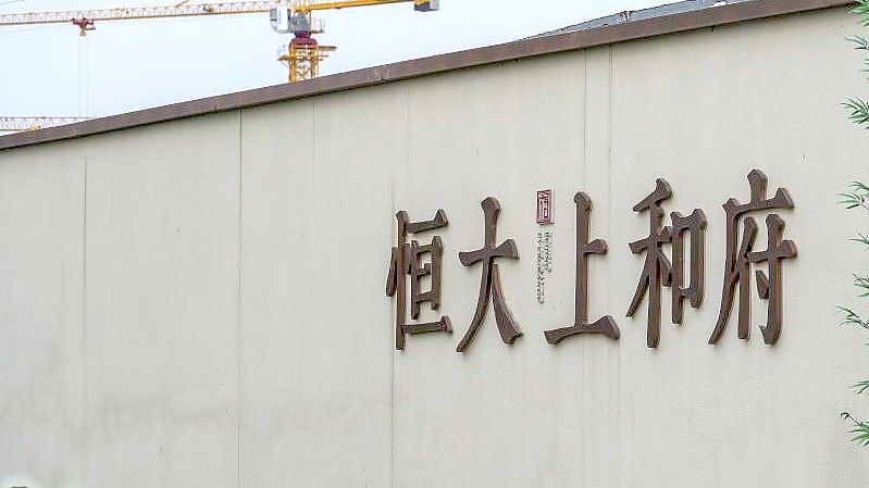 Ein Baukran steht auf einem neuen Wohnbauprojekt von Evergrande in Peking. Foto: Andy Wong/AP/dpa