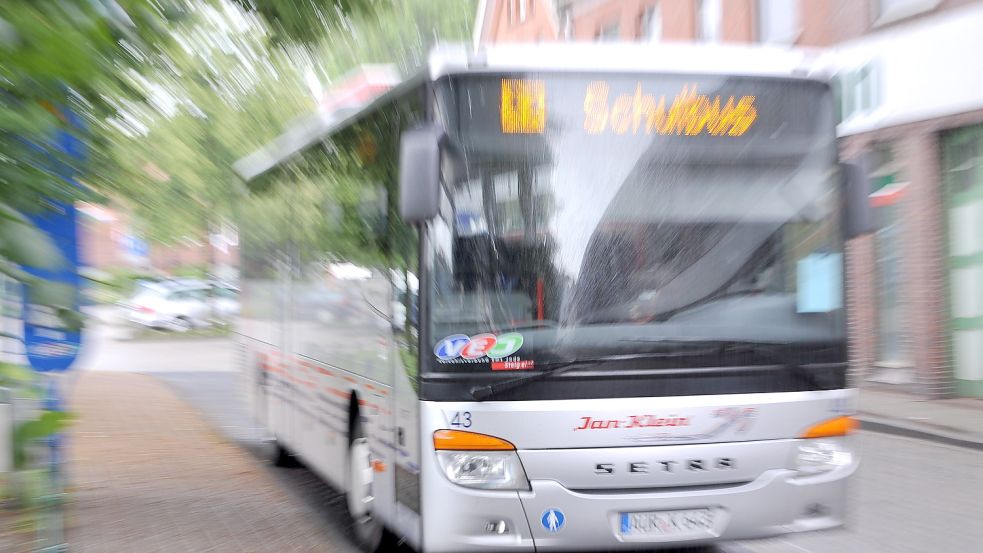 Schulbusse gibt es in Ostfriesland jede Menge. Außerhalb der Schulzeiten ist es um den ÖPNV oft aber nicht so gut bestellt. Foto: Archiv