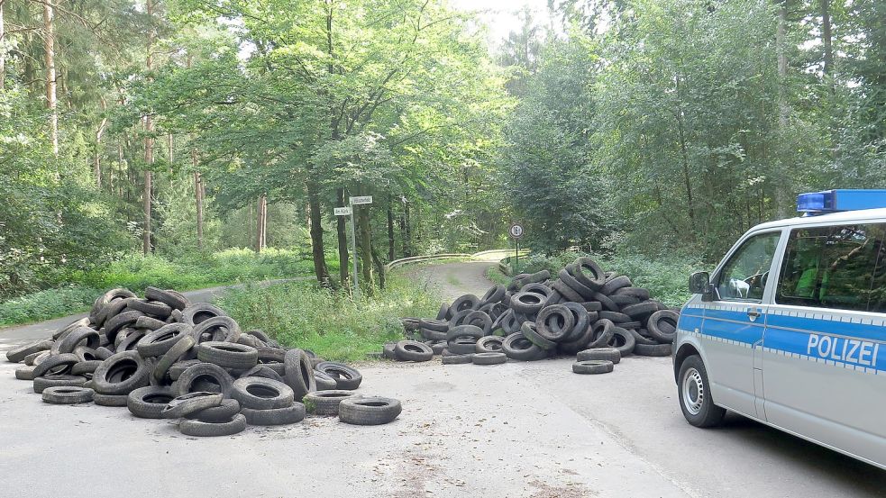 Die Polizei ermittelt in der Region zuletzt häufiger wegen illegaler Entsorgung von Altreifen, so wie hier in Delmenhorst. Nun gelang der Polizeiinspektion Cloppenburg/Vechta ein Ermittlungserfolg. Foto: Polizei