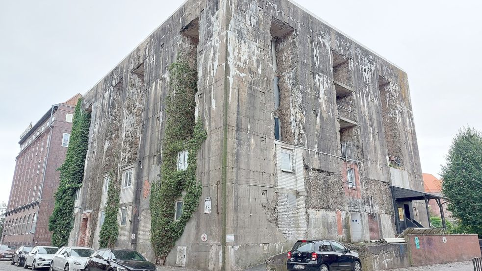 Er ist nicht gerade ansehnlich: Der Bunker an der Emsmauerstraße zwischen der Commerzbank und der Turnhalle der Emsschule. Foto: M. Hanssen