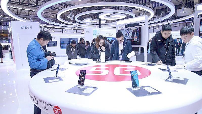 Messe-Besucher schauen in Peking neue Smartphones mit 5G-Technologie an (Archivbild). Foto: Chen Xiaogen/SIPA Asia via ZUMA Wire/dpa