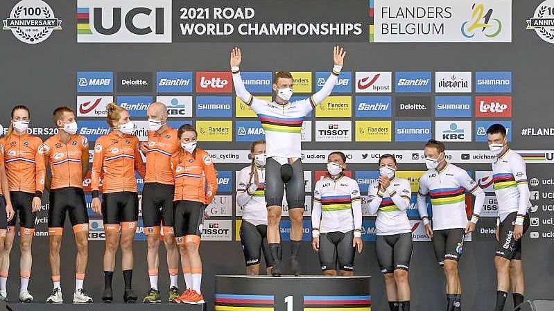 Tony Martin (M) holte zum Abschluss seiner erfolgreichen Radsport-Karriere noch einmal Gold bei der WM. Foto: David Stockman/BELGA/dpa