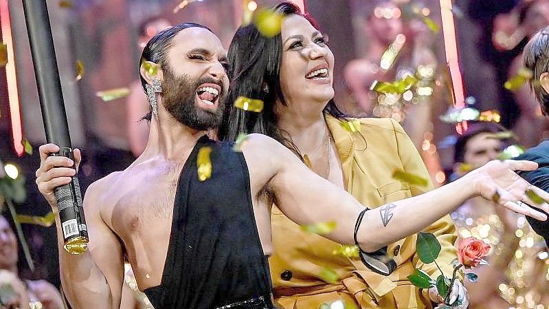 Conchita Wurst (l) feiert Jasmin Shakeri nach der Premiere der neuen Show „Arise“, in den Friedrichstadt-Palast. Foto: Britta Pedersen/dpa-Zentralbild/dpa