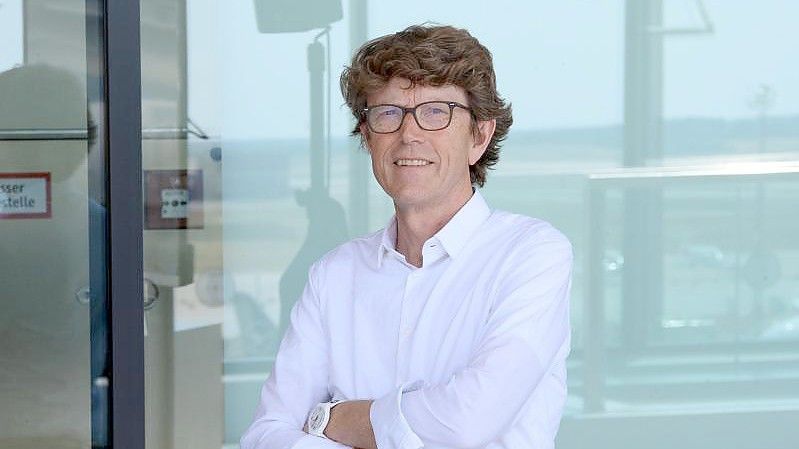 Engelbert Lütke Daldrup, Geschäftsführer der Flughafen Berlin Brandenburg GmbH, steht nach der Nationalen Luftfahrtkonferenz 2021 am Flughafen Berlin Brandenburg „Willy Brandt“ (BER) auf der Besucherterrasse. Foto: Soeren Stache/dpa-Zentralbild/POOL/dpa