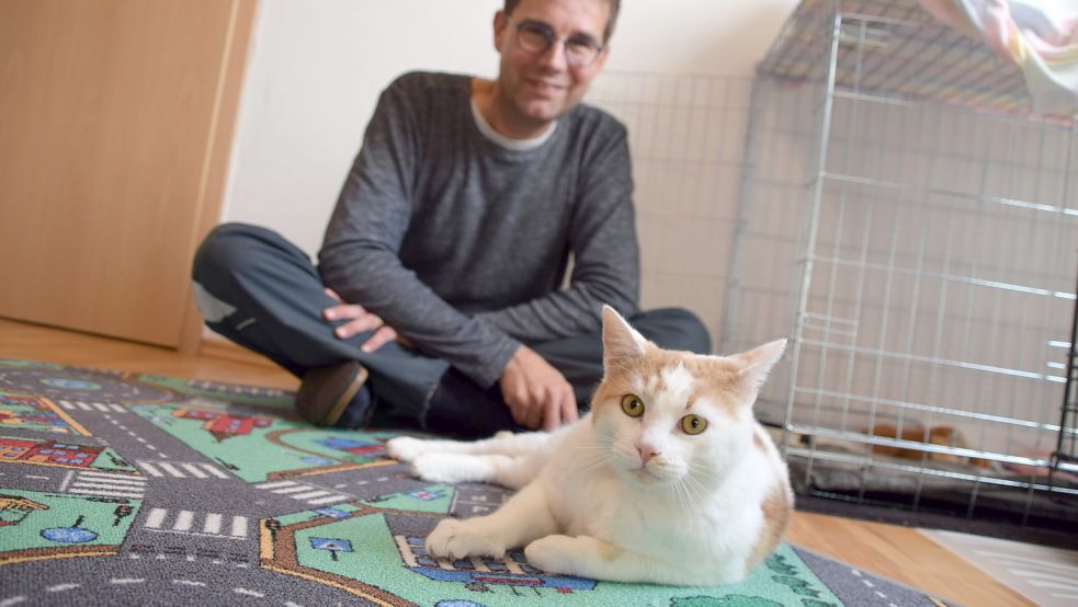 Der ehrenamtliche Pfleger Markus Janssen hat sich um den verletzten Kater Ilo gekümmert. Foto: Kluth