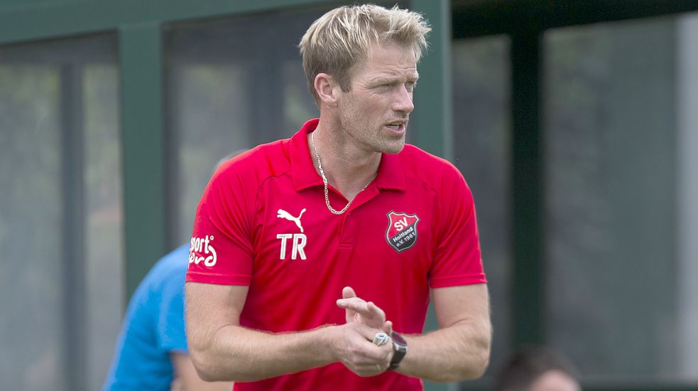 Im kurzärmeligen Polo-Shirt gab Holtlands Trainer Jörn Janssen auch am eher kühlen Mittwochabend Anweisungen an seine Spieler. Foto: Doden
