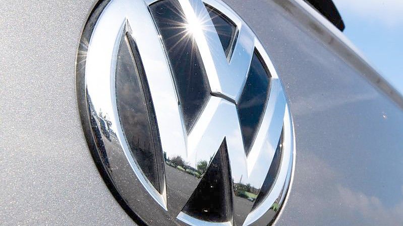 Volkswagen droht im Rechtsstreit um mutmaßlich vertragswidrige Abschalteinrichtungen eine Schlappe vor dem Europäischen Gerichtshof (EuGH). Foto: Julian Stratenschulte/dpa