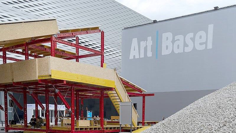Nach einem Jahr Coronazwangspause öffnet die Art Basel wieder für Besucherinnen und Besucher. Foto: Georgios Kefalas/KEYSTONE/dpa