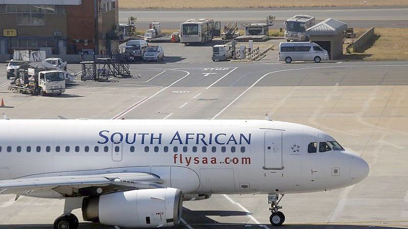 Nach einem monatelangen Rettungsverfahren ist die südafrikanische Fluggesellschaft South African Airways erstmalig wieder geflogen. Foto: Kim Ludbrook/epa/dpa