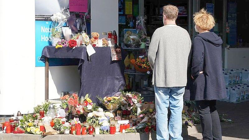 Blumen, Kerzen und Botschaften an das Opfer an der Tankstelle in Idar-Oberstein. Foto: Thomas Frey/dpa