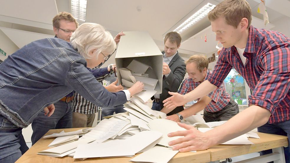 Das Foto von 2017 zeigt das Auskippen einer Briefwahlurne. Diesmal wird der Anteil der Briefwähler noch größer sein.
