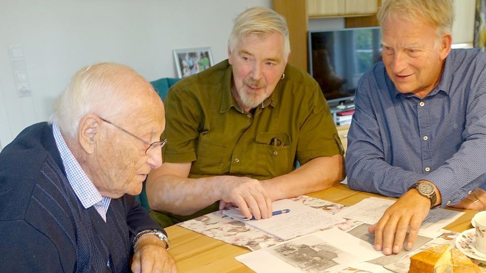 Albrecht Weinberg (links) erzählte Wolfgang Kellner (rechts) und Georg Willms von seinen Erinnerungen an das Innere der Synagoge. Foto: privat